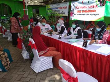 Kopda Adi, Anggota Satgas TMMD Bojonegoro Bantu Kegiatan Posyandu Lansia